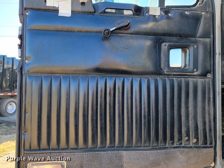 image for item JE9276 1996 Kenworth T800  truck cab and chassis