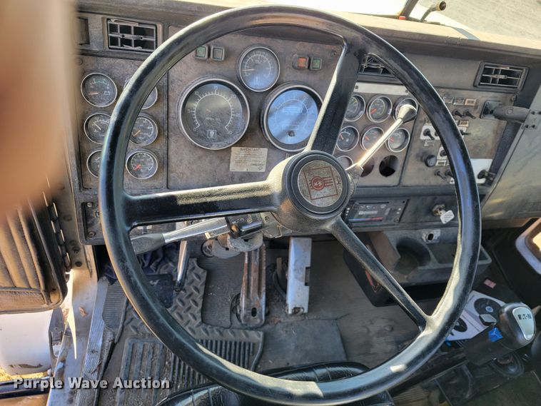 image for item JE9276 1996 Kenworth T800  truck cab and chassis