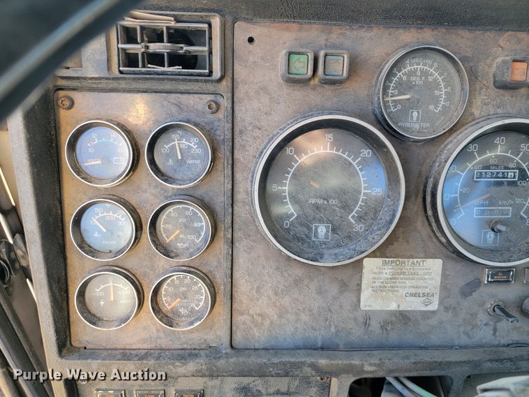 image for item JE9276 1996 Kenworth T800  truck cab and chassis