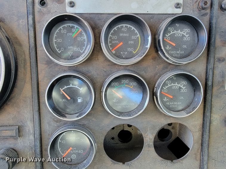 image for item JE9276 1996 Kenworth T800  truck cab and chassis