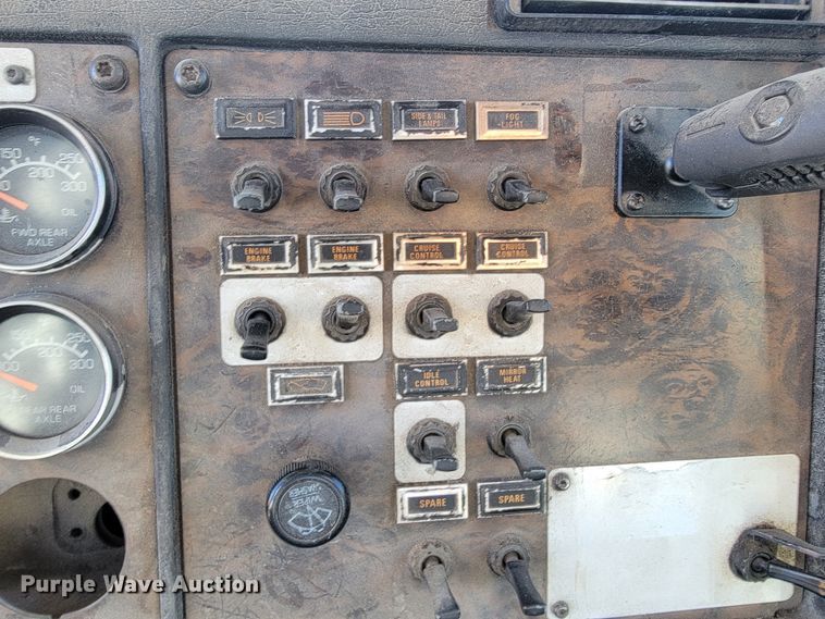 image for item JE9276 1996 Kenworth T800  truck cab and chassis