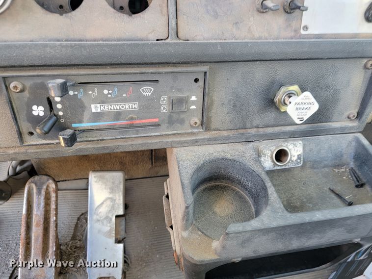 image for item JE9276 1996 Kenworth T800  truck cab and chassis