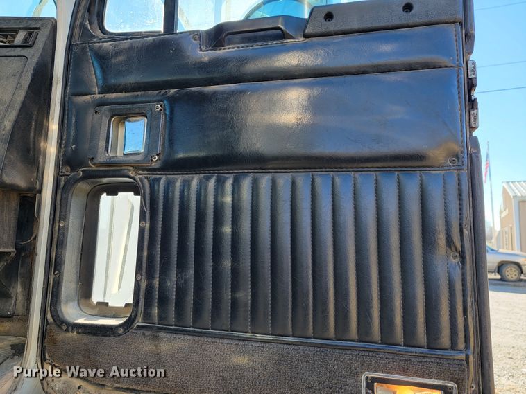 image for item JE9276 1996 Kenworth T800  truck cab and chassis