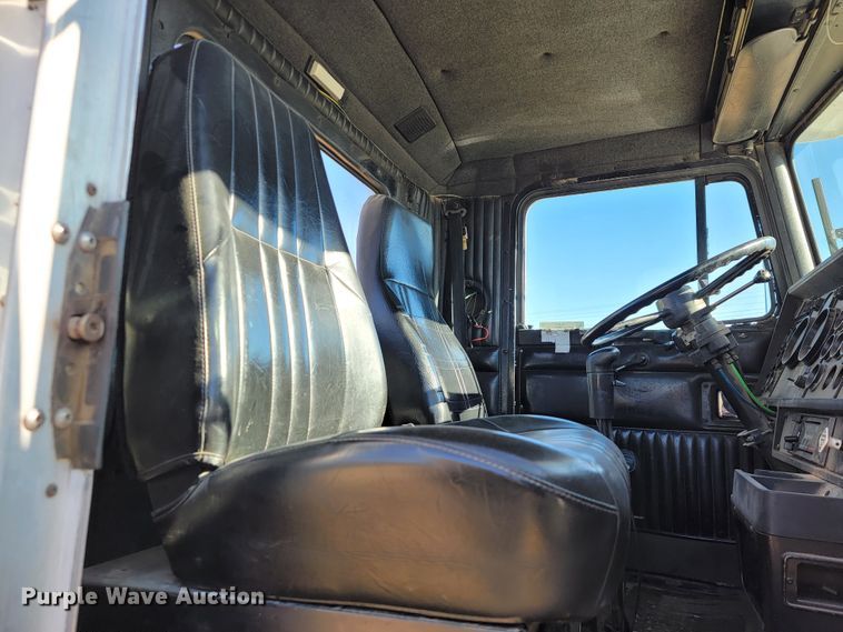 image for item JE9276 1996 Kenworth T800  truck cab and chassis