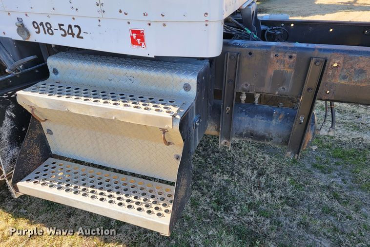 image for item JE9276 1996 Kenworth T800  truck cab and chassis