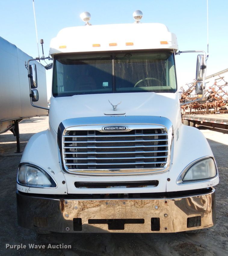 image for item JI9256 2003 Freightliner Columbia 120  semi truck
