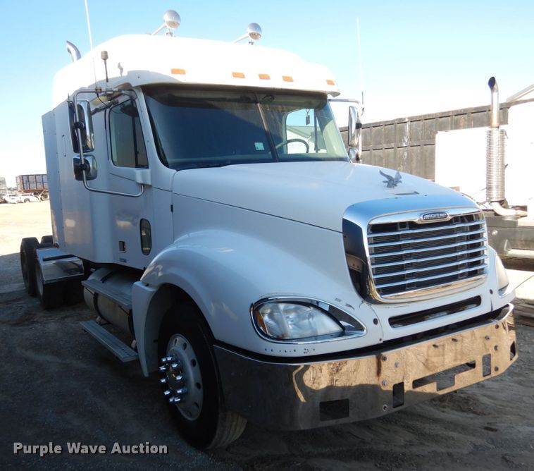 image for item JI9256 2003 Freightliner Columbia 120  semi truck