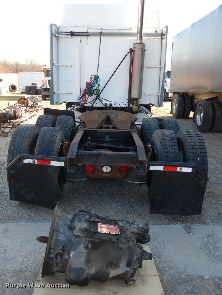 image for item JI9256 2003 Freightliner Columbia 120  semi truck