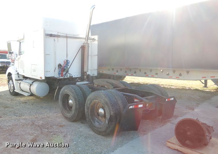 image for item JI9256 2003 Freightliner Columbia 120  semi truck