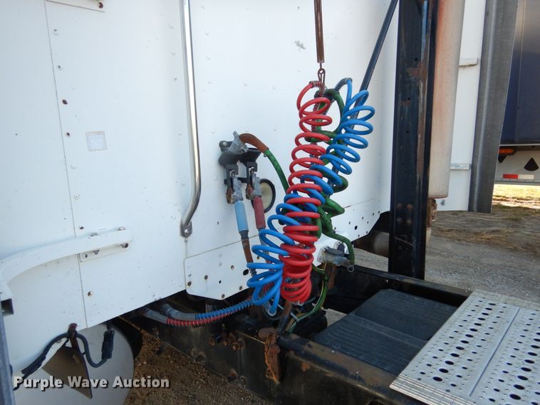 image for item JI9256 2003 Freightliner Columbia 120  semi truck