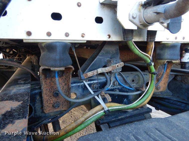 image for item JI9256 2003 Freightliner Columbia 120  semi truck