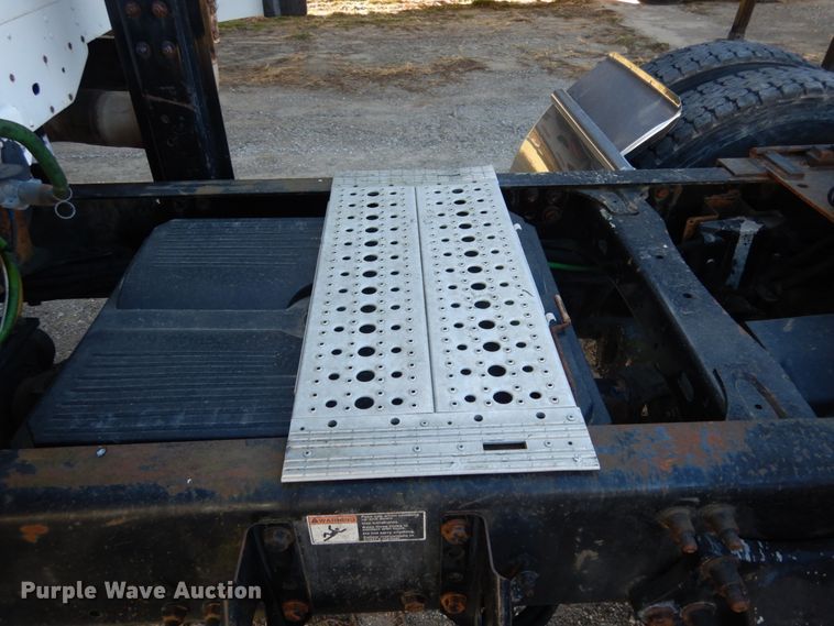 image for item JI9256 2003 Freightliner Columbia 120  semi truck