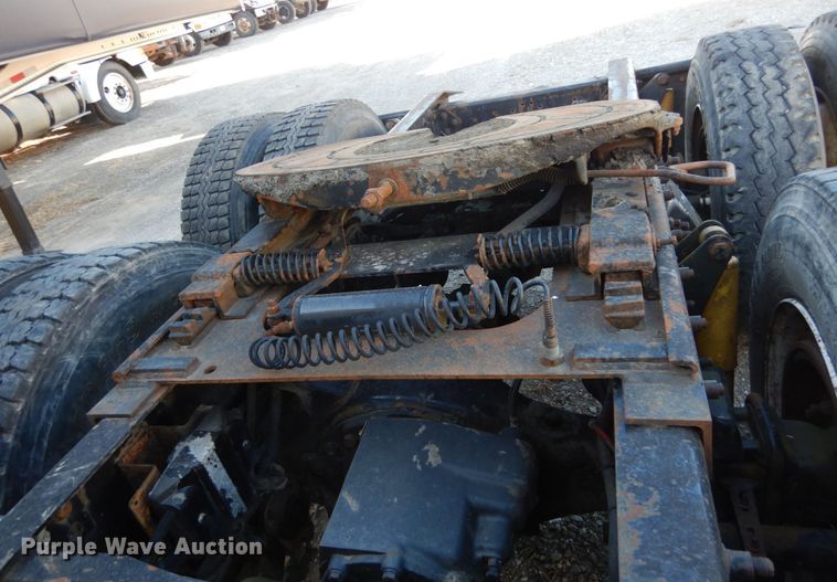 image for item JI9256 2003 Freightliner Columbia 120  semi truck