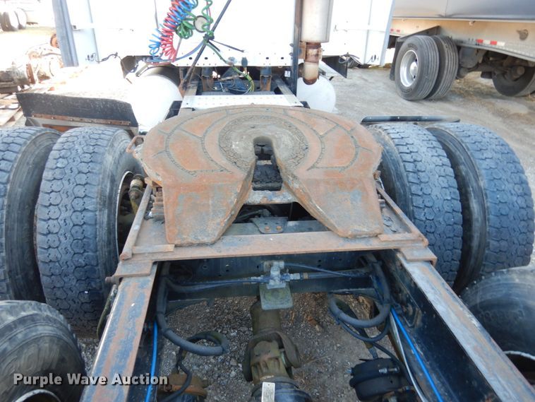 image for item JI9256 2003 Freightliner Columbia 120  semi truck