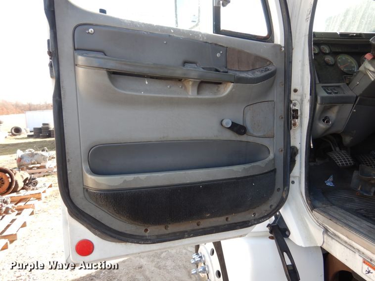 image for item JI9256 2003 Freightliner Columbia 120  semi truck