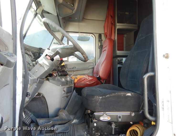 image for item JI9256 2003 Freightliner Columbia 120  semi truck