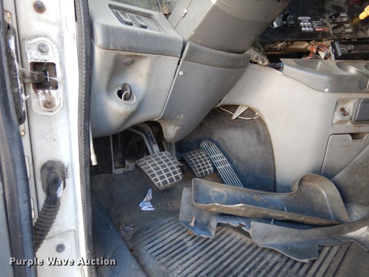 image for item JI9256 2003 Freightliner Columbia 120  semi truck