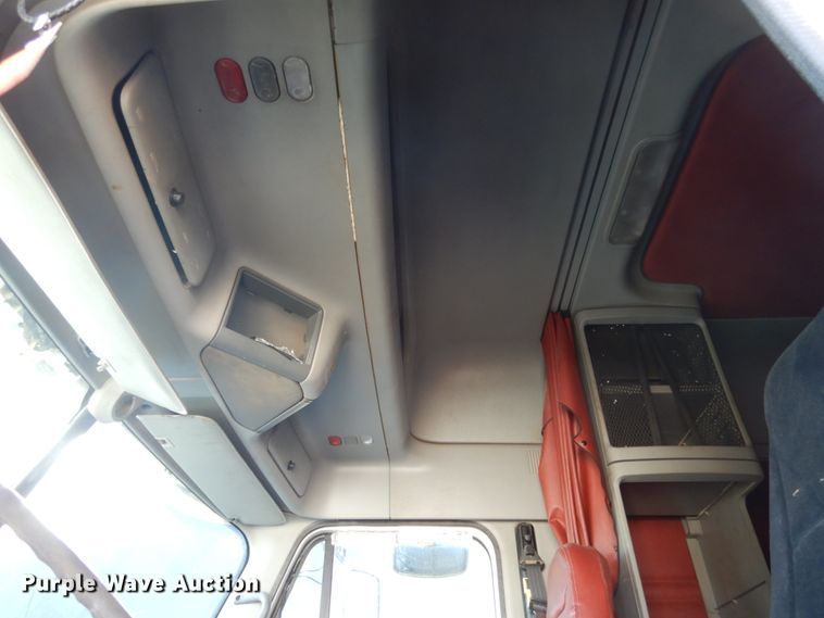 image for item JI9256 2003 Freightliner Columbia 120  semi truck