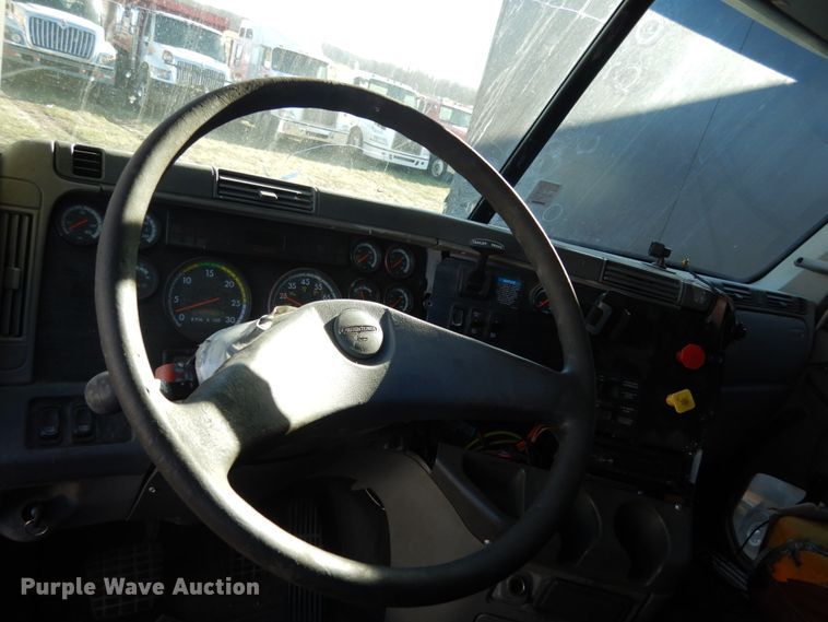 image for item JI9256 2003 Freightliner Columbia 120  semi truck