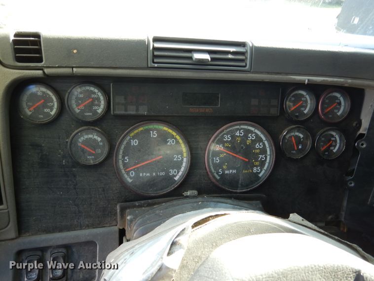 image for item JI9256 2003 Freightliner Columbia 120  semi truck