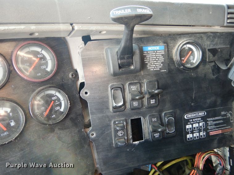 image for item JI9256 2003 Freightliner Columbia 120  semi truck