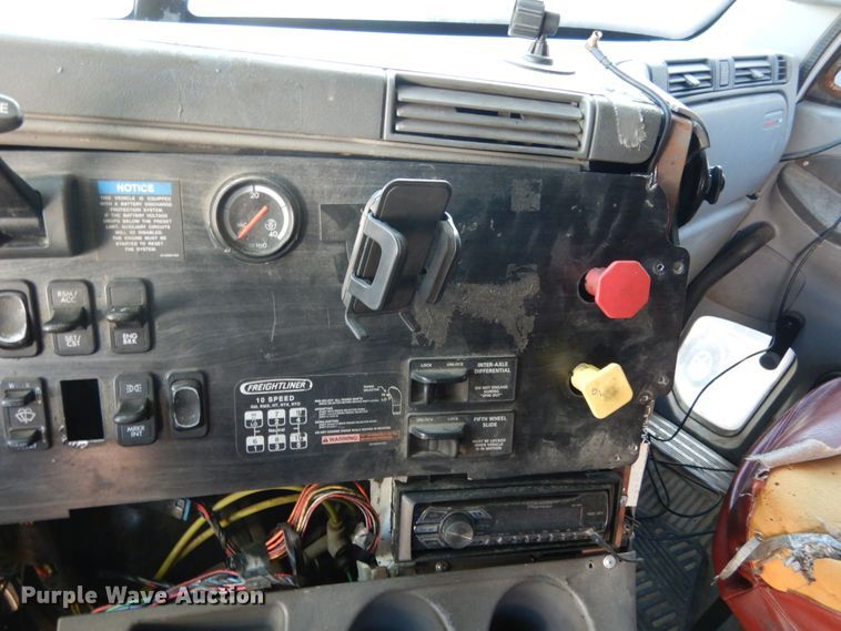 image for item JI9256 2003 Freightliner Columbia 120  semi truck