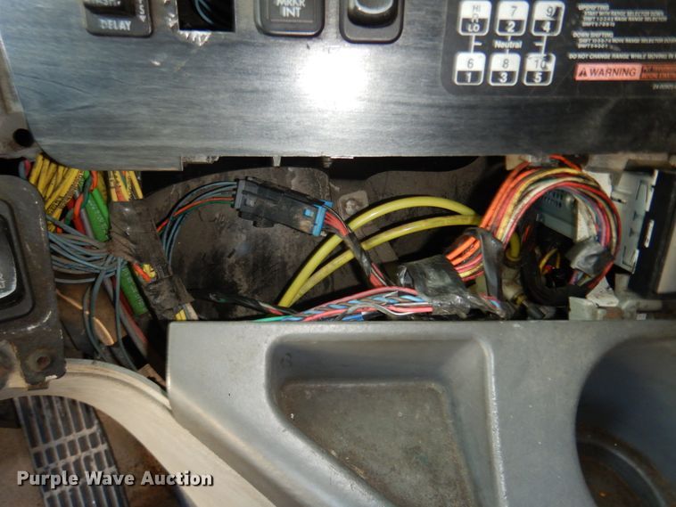 image for item JI9256 2003 Freightliner Columbia 120  semi truck