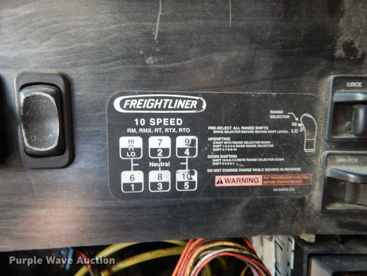 image for item JI9256 2003 Freightliner Columbia 120  semi truck