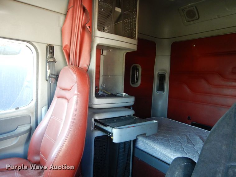 image for item JI9256 2003 Freightliner Columbia 120  semi truck