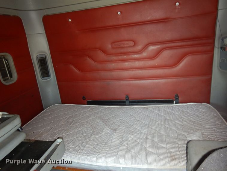 image for item JI9256 2003 Freightliner Columbia 120  semi truck