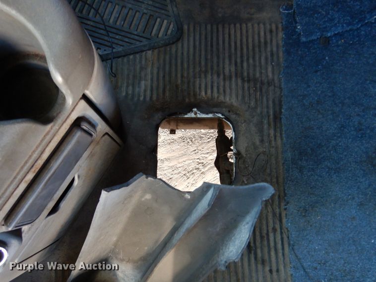 image for item JI9256 2003 Freightliner Columbia 120  semi truck