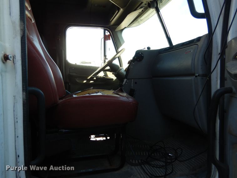 image for item JI9256 2003 Freightliner Columbia 120  semi truck