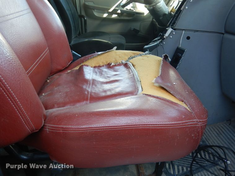 image for item JI9256 2003 Freightliner Columbia 120  semi truck