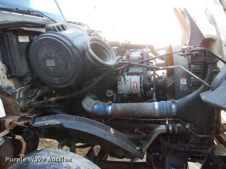 image for item JI9256 2003 Freightliner Columbia 120  semi truck