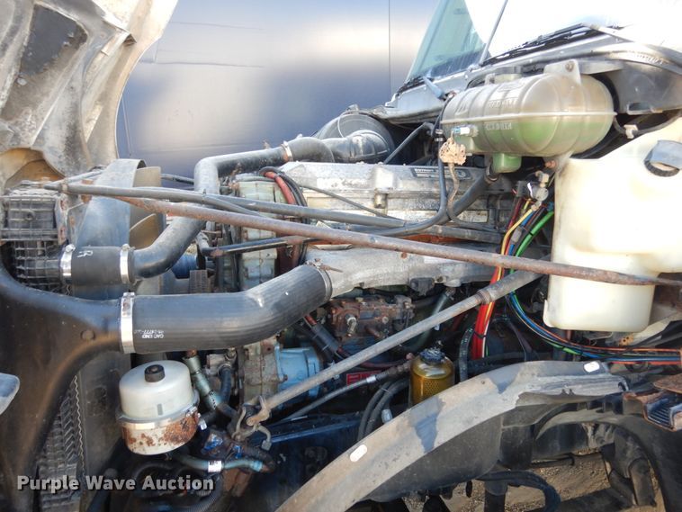 image for item JI9256 2003 Freightliner Columbia 120  semi truck