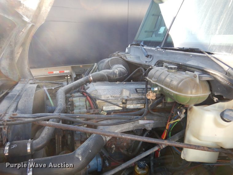 image for item JI9256 2003 Freightliner Columbia 120  semi truck