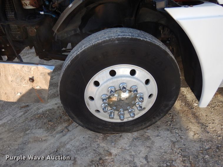 image for item JI9256 2003 Freightliner Columbia 120  semi truck