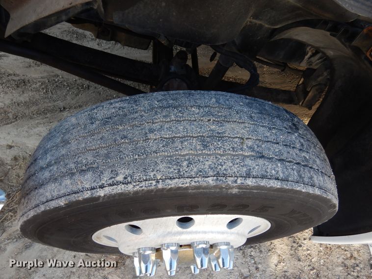 image for item JI9256 2003 Freightliner Columbia 120  semi truck