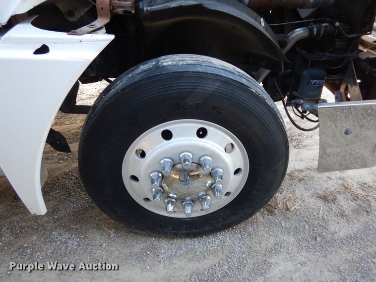 image for item JI9256 2003 Freightliner Columbia 120  semi truck