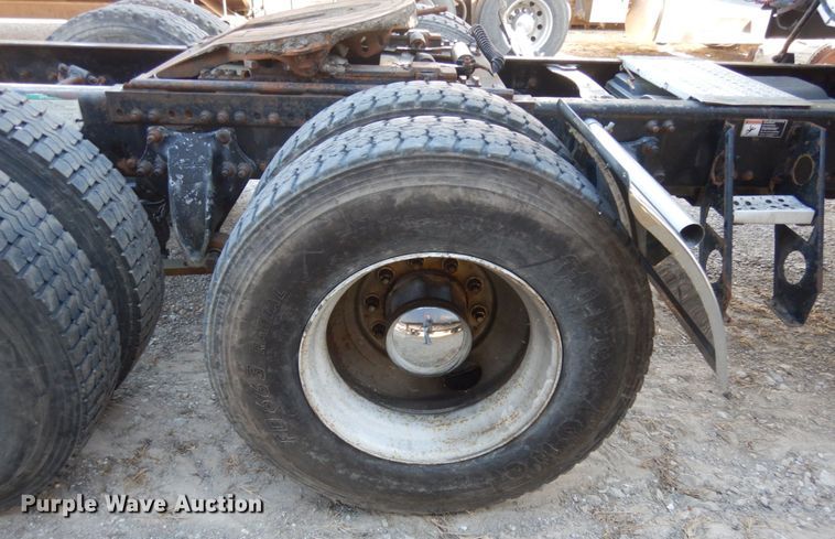 image for item JI9256 2003 Freightliner Columbia 120  semi truck