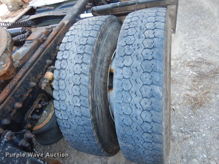 image for item JI9256 2003 Freightliner Columbia 120  semi truck