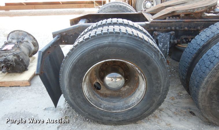 image for item JI9256 2003 Freightliner Columbia 120  semi truck