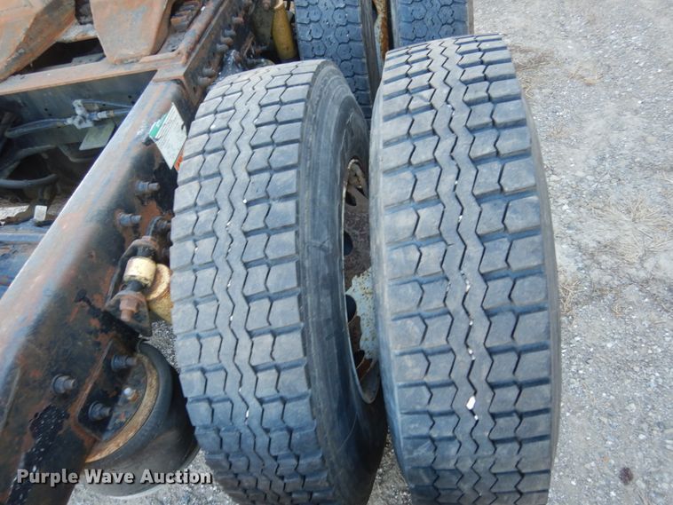 image for item JI9256 2003 Freightliner Columbia 120  semi truck