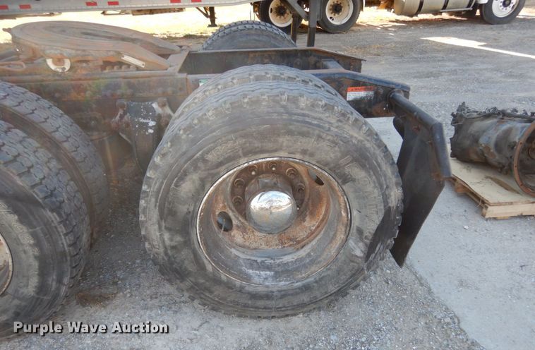 image for item JI9256 2003 Freightliner Columbia 120  semi truck