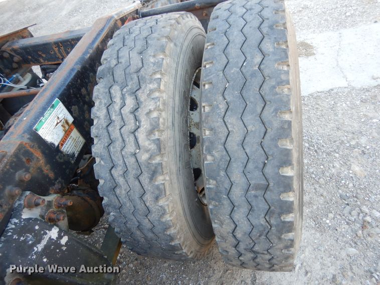 image for item JI9256 2003 Freightliner Columbia 120  semi truck