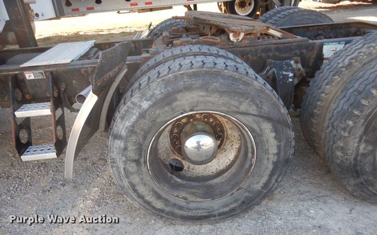 image for item JI9256 2003 Freightliner Columbia 120  semi truck