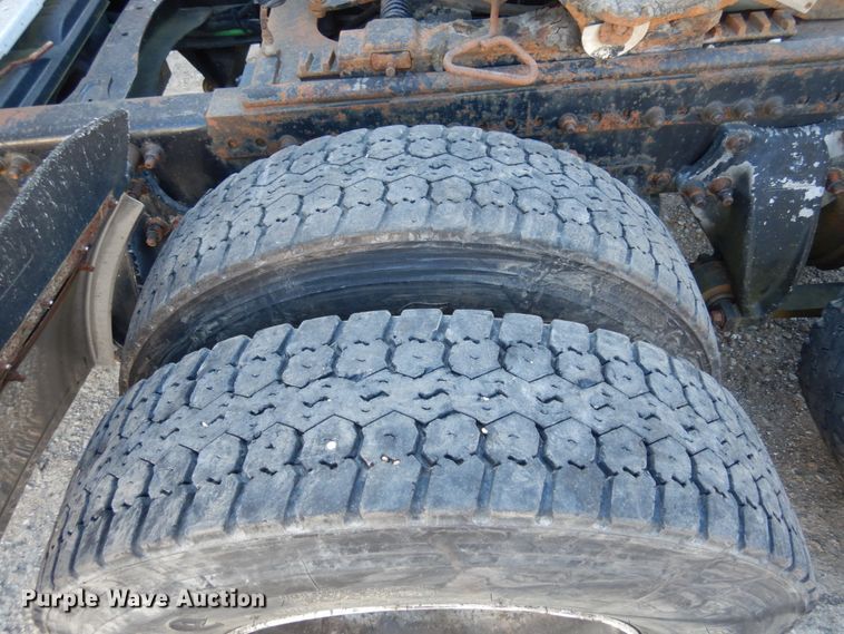 image for item JI9256 2003 Freightliner Columbia 120  semi truck