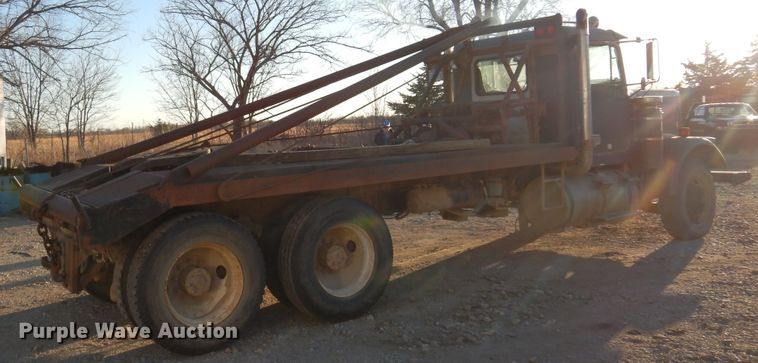 image for item JJ9776 1985 Freightliner  winch truck