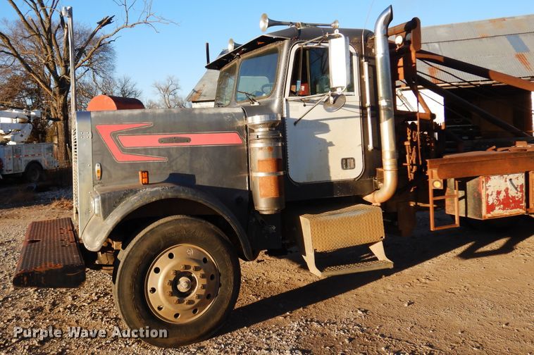 image for item JJ9776 1985 Freightliner  winch truck