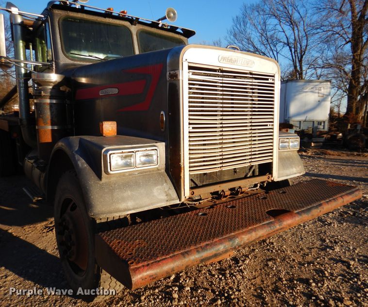 image for item JJ9776 1985 Freightliner  winch truck